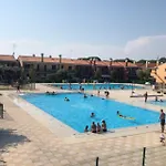 Apartman Charming Townhouse With Garden And Pool Bibione