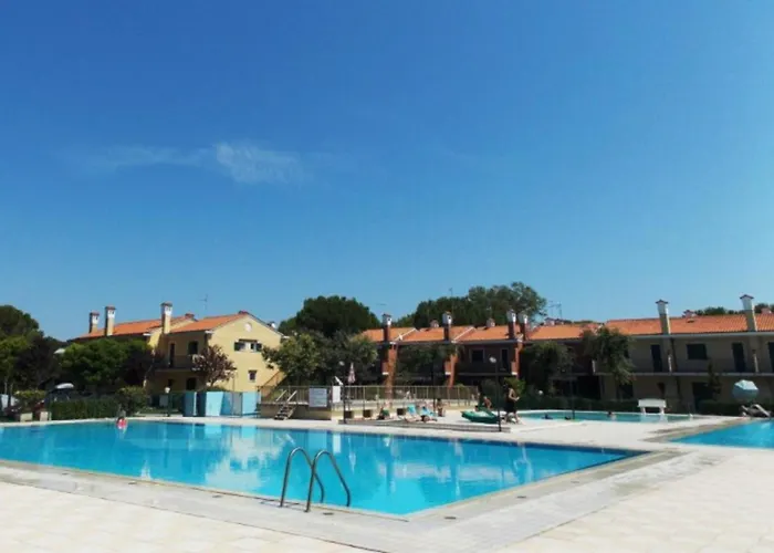 Charming Townhouse With Garden And Pool Apartman