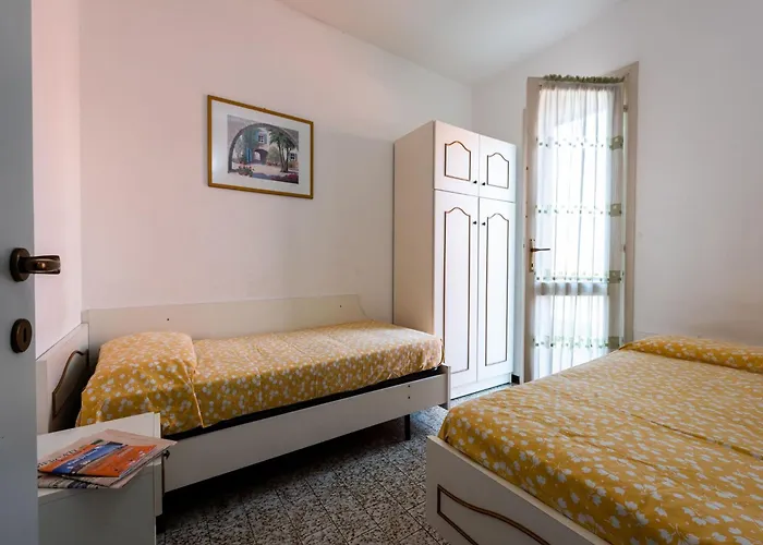 Charming Townhouse With Garden And Pool Apartmán