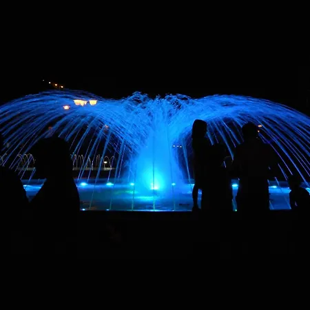 Charming Townhouse With Garden And Pool דירה